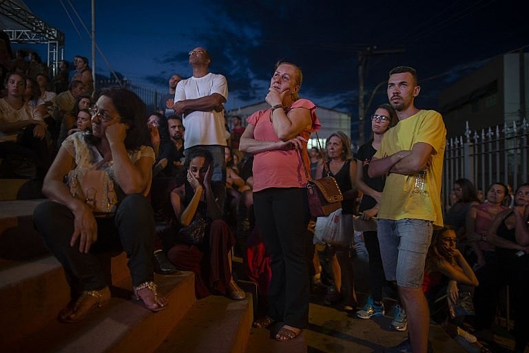 Familiares do lado de fora da Igreja Matriz de Brumadinho durante missa em homenagem aos desaparecidos e vítimas do crime da Vale