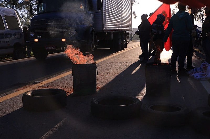 Em Itatiaiuçu o Movimento dos Trabalhadores Sem Terra abriu o pedágio da rodovia 381
