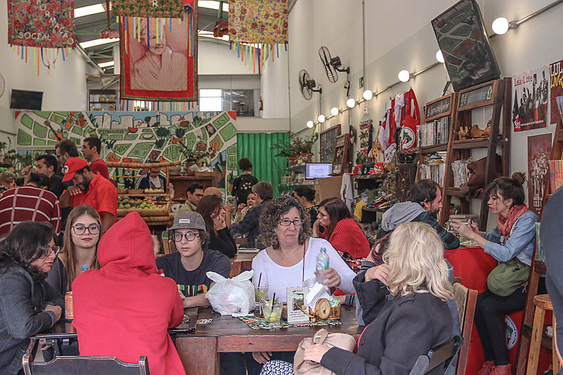 A loja comercializa mais de 500 produtos vindos de assentamentos de reforma agrária, da agricultura familiar e produtores de orgânicos