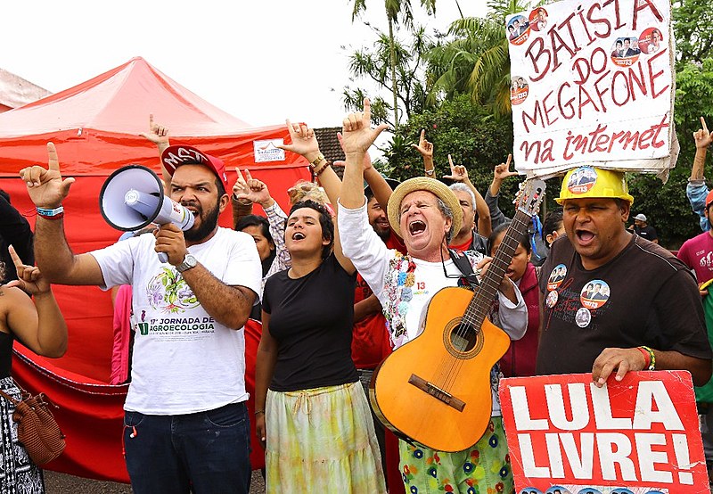 Vigília Lula Livre resiste há 203 em frente à Polícia Federal, em Curitiba, onde Lula é mantido como preso político