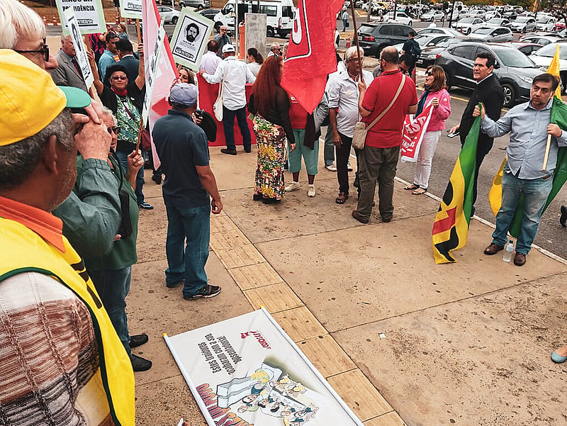 Trabalhadores durante protesto na porta da Câmara dos Deputados, em Brasília