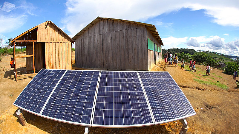 Para a escola funcionar no turno da noite era necessário gerar energia elétrica por meio de motores a base de combustível fóssil