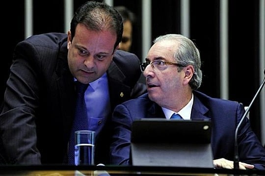 Cunha passa instruções para André Moura (PSC) - que hoje é líder do governo Michel Temer na Câmara