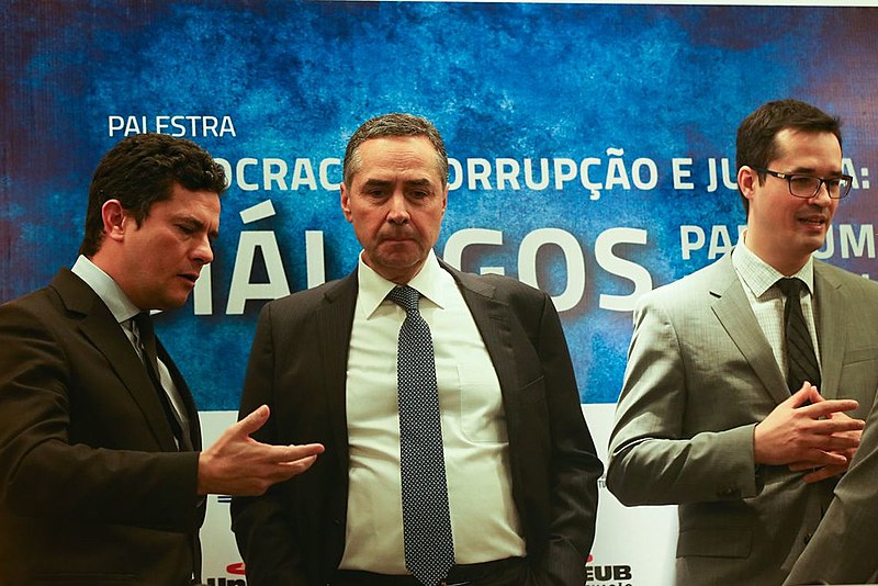 Juntos em palestra em 2016, o então juiz Sérgio Moro; o ministro do STF, Luís Roberto Barroso; e o procurador Deltan Dallagnol