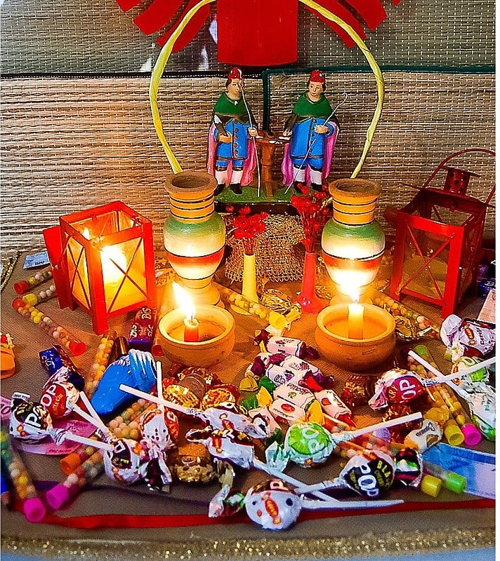 Além do caruru, doces também são oferecidos para as crianças.