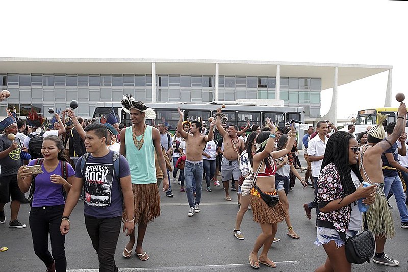 Indígenas e quilombolas manifestam em frente ao Palácio do Planalto