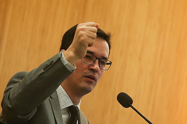 Nuevo material divulgado por Intercept Brasil este domingo revela que Dallagnol temía que Moro proteja a Flavio Bolsonaro en el caso Queiroz