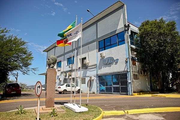 Funcionários estão em greve para acompanhar votação de pacote de Sartori (PMDB)