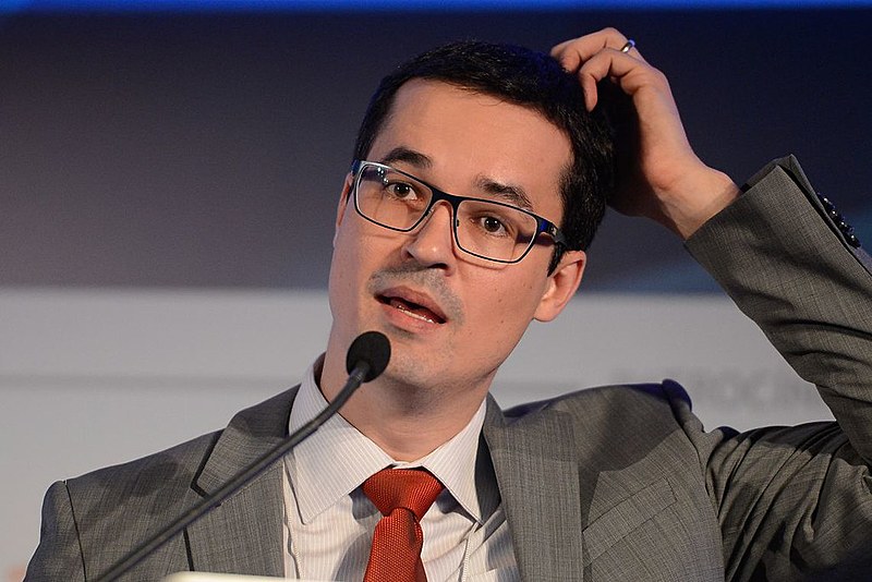 Deltan Dallagnol lucrou com a realização de palestras e montou um plano de negócios junto ao colega Roberson Pozzobom