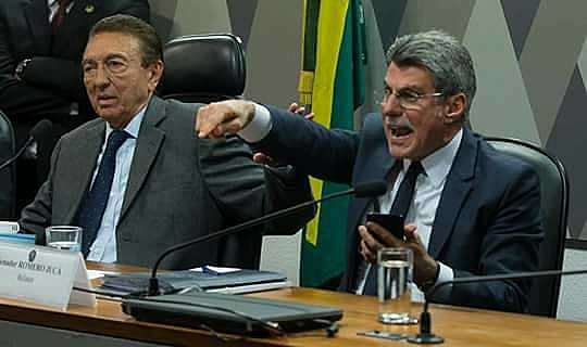 Edison Lobão (esq.), presidente da CJJ, e o relator na comissão, Romero Jucá (dir.), ambos do PMDB e com papel decisivo na aprovação