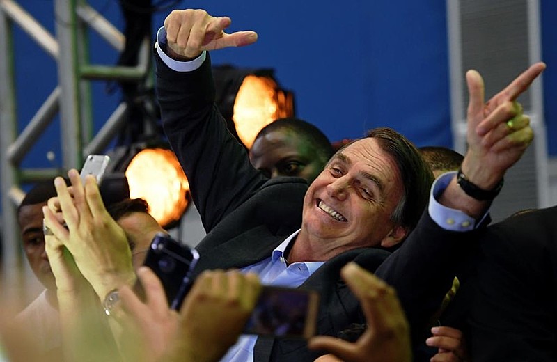 Jair Bolsonaro (PSL) repete o polêmico gesto com as mãos em forma de arma durante evento anterior às eleições de 2018