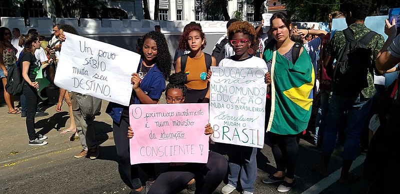 Com palavras de ordem e cartazes, mobilização aconteceu em frente ao Colégio Militar onde Bolsonaro participava de evento comemorativo