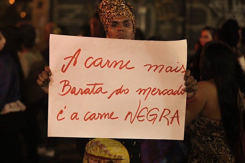 Manifestante carrega cartaz na Marcha das Mulheres Negras em julho deste ano, em São Paulo