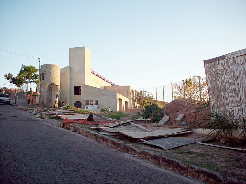 A empreiteira responsável abandonou a obra com 25% inacabado