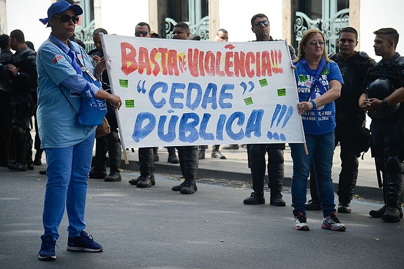 Trabalhadores protestam contra venda da Cedae, em frente à Assembleia Legislativa