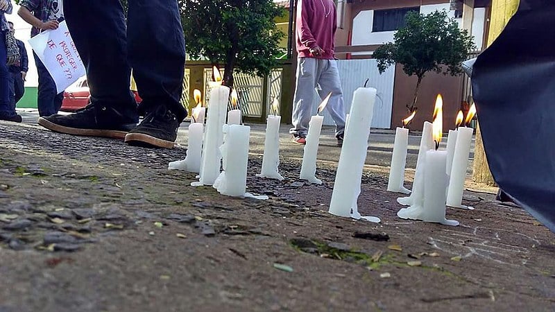 Velas e cartazes foram colocados pelos manifestantes no local do crime