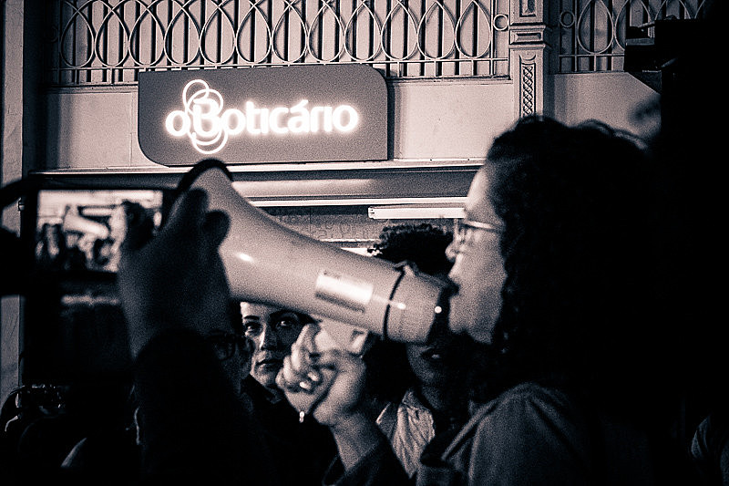 Em solidariedade à enfermeira, cerca de 50 mulheres se reuniram em frente à loja do Boticário, no centro de Curitiba.