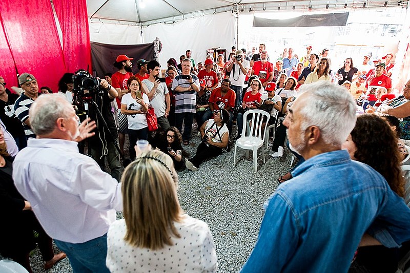 O Comitê Nacional Lula Livre visitou a Vigília Lula Livre em Curitiba-PR, nesta segunda-feira (12).