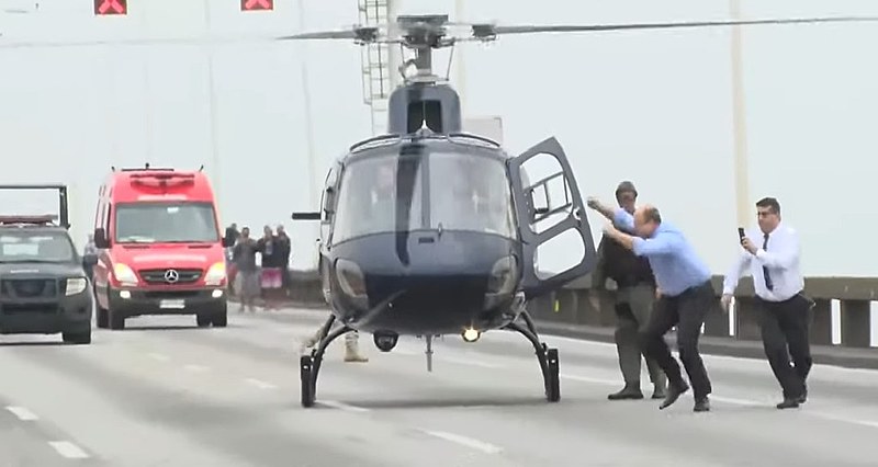 Governador desceu de helicóptero na Ponte Rio-Niterói, logo após desfecho do caso, e comemorou morte do sequestrador