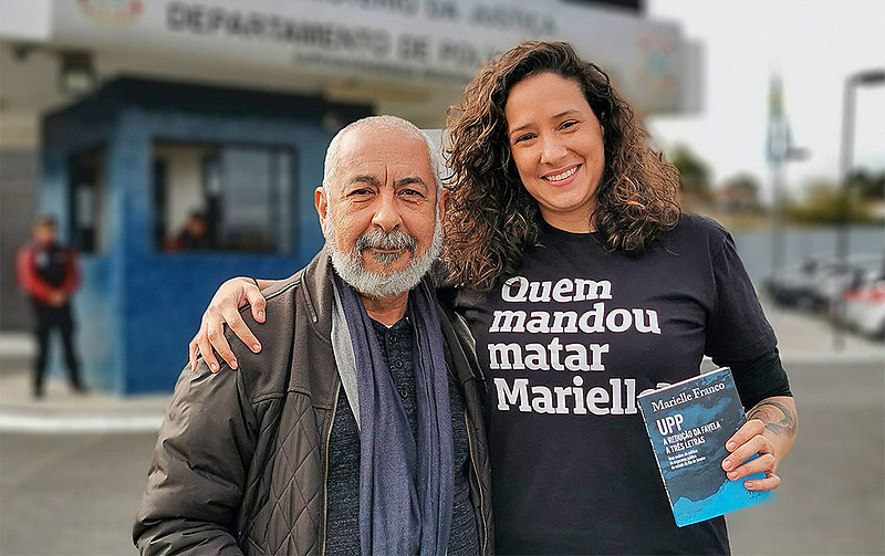 Na foto Padura com Monica Benício, viúva da Marielle Franco, que também veio visitar Lula.