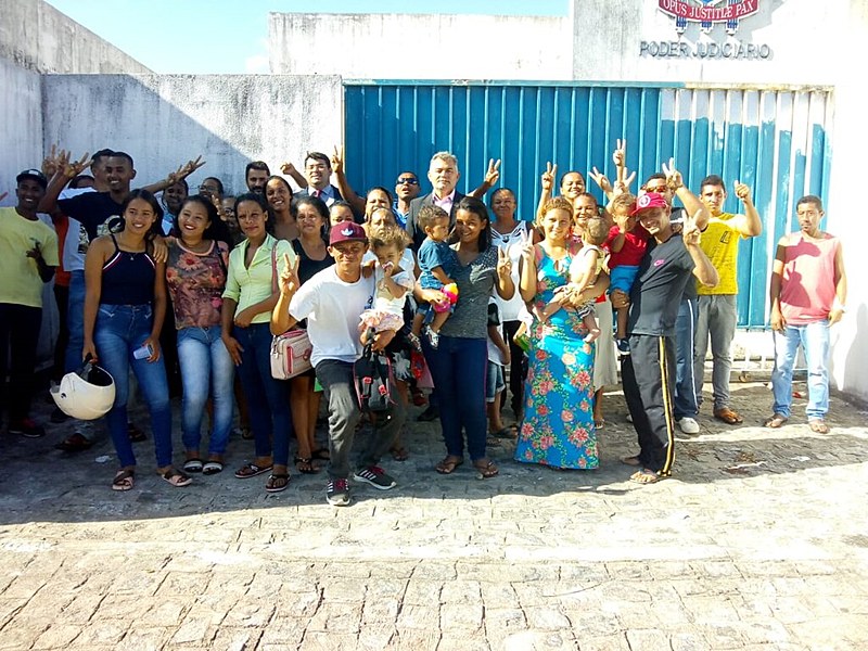 Sem-tetos da ocupação Zumbi dos Palmares comemoram a decisão judicial favorável a eles.