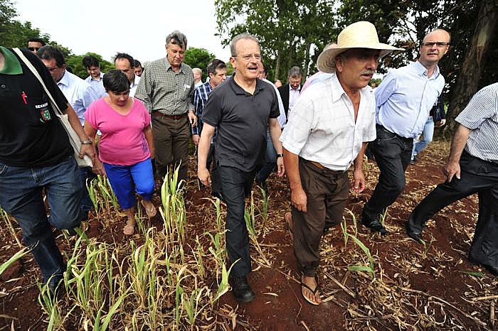 Tarso Genro, acompanhado por secretários de estado e ministro, visitou as unidades produtivas atingidas pela seca de 2012.