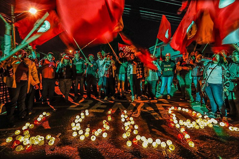 Vigília Lula Livre na Praça Olga Benário na noite de quarta-feira (16) nos arredores da Polícia Federal em Curitiba (PR)