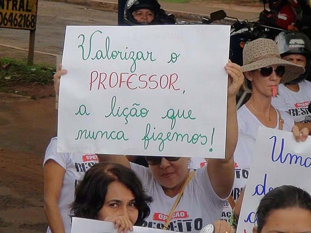 Movimento reivindica o pagamento de reajuste salarial e de direitos garantidos em lei