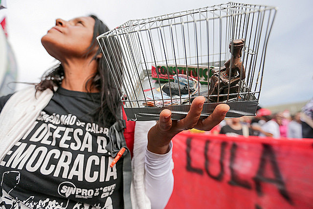 Contra las armas de la tiranía, los pueblos y todos los ciudadanos tienen derecho a la desobediencia civil