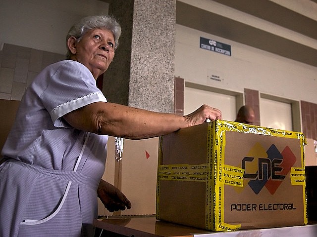 Eleitora em Caracas, durante as eleições regionais de 2008