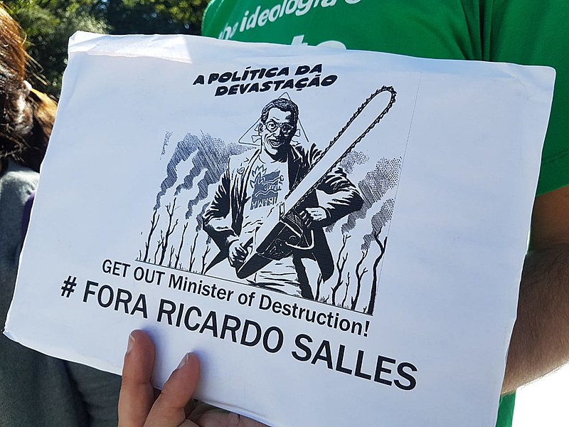 Cartaz levado por manifestante em São Paulo