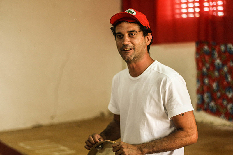 Em carreira solo desde 2010, o artista segue com sua arte, poesia e música aliada à militância política.