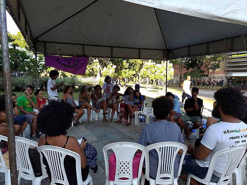 As mulheres se reúnem para debater feminismos e atuação dentro da universidade na roda de conversa da Frente Feminista da UFBA.