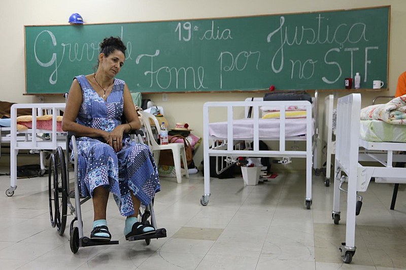 Os sete militantes passaram a usar cadeiras de rodas e dormir em camas hospitalares, o médico que os acompanha demonstra preocupação