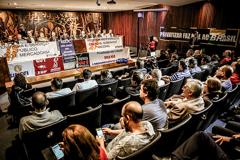Entidades, movimentos sociais e sindicatos se posicionaram contra a venda das empresas públicas e a favor da soberania nacional