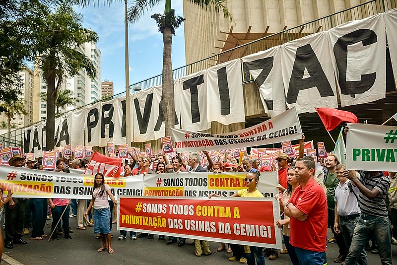Ato contra o leilão das usinas, realizado nesta quarta (27) em Belo Horizonte (MG)