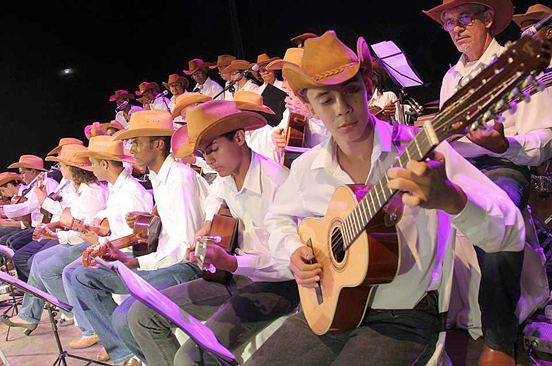 Integrantes de 8 a 78 anos fazem parte da orquestra