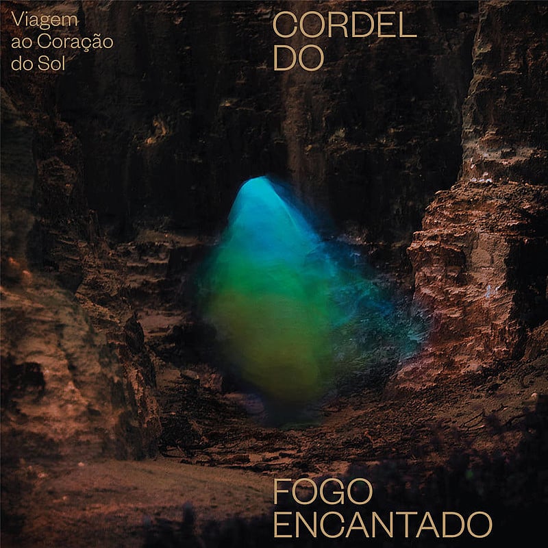 Capa do quarto trabalho da banda, intitulado "Viagem ao coração do sol"