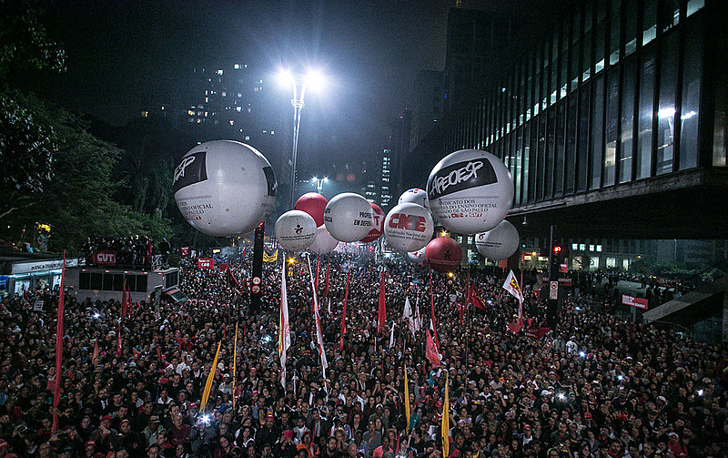 Manifestantes se reúnem em ato pela defesa da Democracia e do ex-presidente Lula na Avenida Paulist