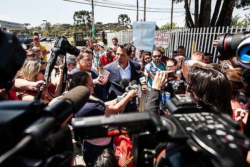 Candidato do PT a presidente fala à imprensa após visita a Lula