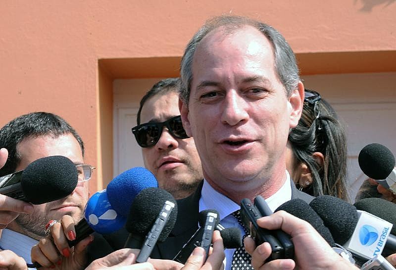 "E eu fico torcendo para o Eduardo Cunha fazer uma delação premiada e levar 250 picaretas com ele"