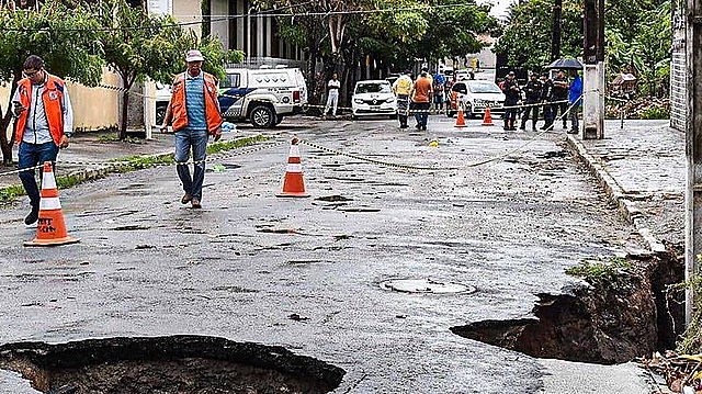 Um estudo do Serviço Geológico do Brasil (CPRM) constatou que a ação mineradora na região resultou em três fissuras de 1,5 km cada uma
