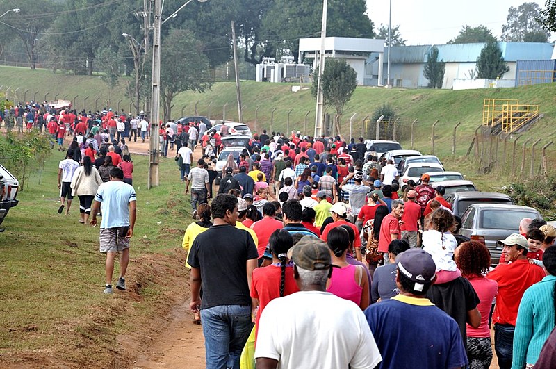Manifestação de moradores da Ocupação Tiradentes, localizada na Cidade Industrial de Curitiba (CIC), contra ampliação do lixão da empresa Essencis,  em 2015