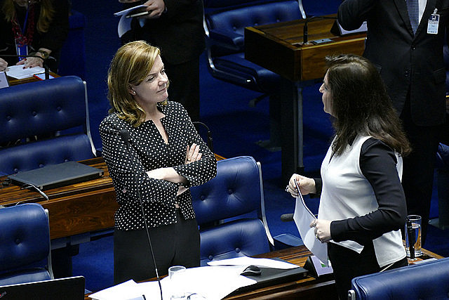 As senadoras Gleisi Hoffmann (PT-PR) e Simone Tebet (PMDB-MS) em durante sessão do plenário nesta quinta-feira