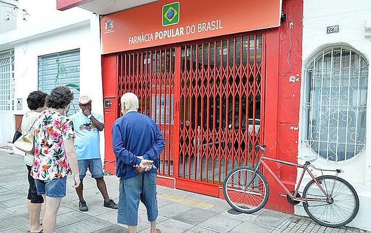 Criado em 2004, o Farmácia Popular distribui medicamentos básicos gratuitamente e comercializa os de uso contínuo com 90% de desconto.