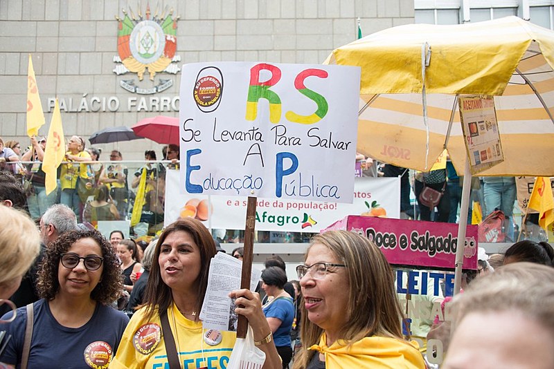 Além dos educadores, outras categorias do funcionalismo estão em greve na luta pelo serviço público