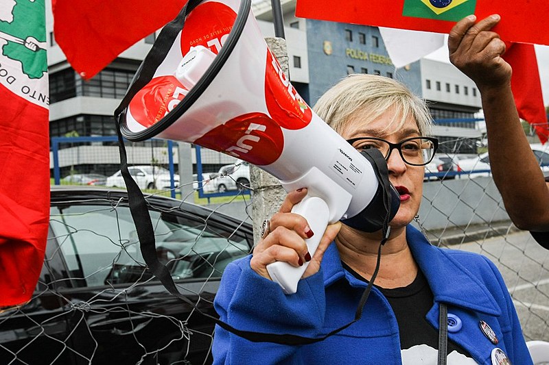 O boa tarde ao Presidente Lula desta terça-feira (24) , em frente à Superintendência da Polícia Federal em Curitiba-PR