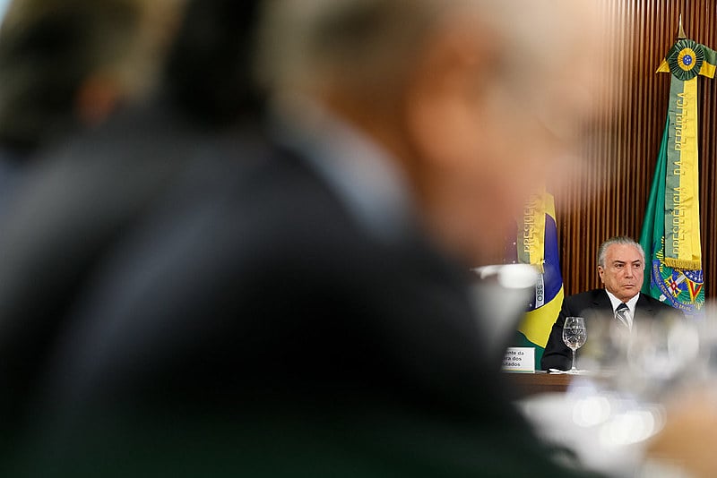 "Temer tira dinheiro da Previdência para pagar juros da dívida. Quer privatizar o sistema"