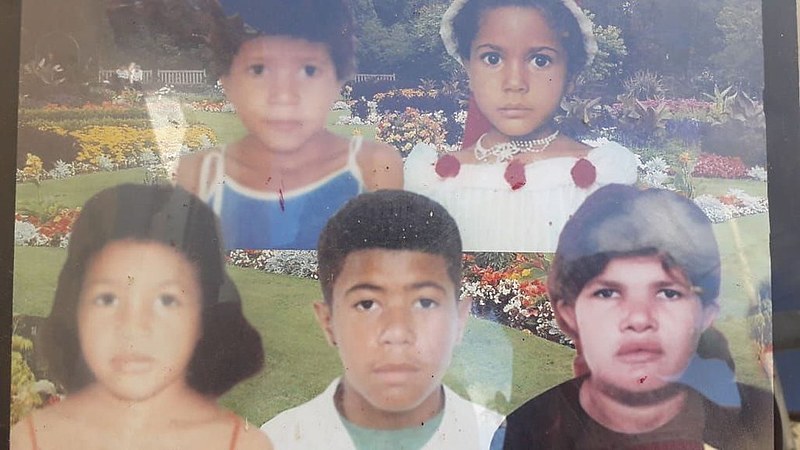 Colagem da foto de Rosa quando criança (canto inferior direito) e seus quatro filhos.