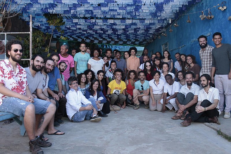Alunos da disciplina com mestra Pedrina (quarta pessoa agachada da direita para a esquerda)